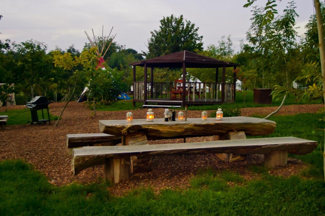 Plush Tents Yurt Village Chichester Luaran gambar